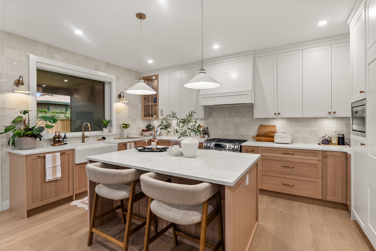 White oak kitchen in a Kijee custom home